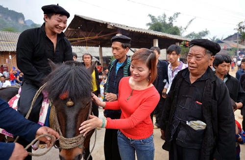 Du khách háo hức cưỡi ngựa tại khu chợ tình. (ảnh: ngaynay.vn)