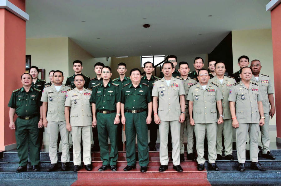Đoàn cán bộ Ty Công an tỉnh Kandal chụp ảnh lưu niệm với cán bộ, chiến sĩ Ban chỉ huy Bộ đội Biên phòng tỉnh An Giang.