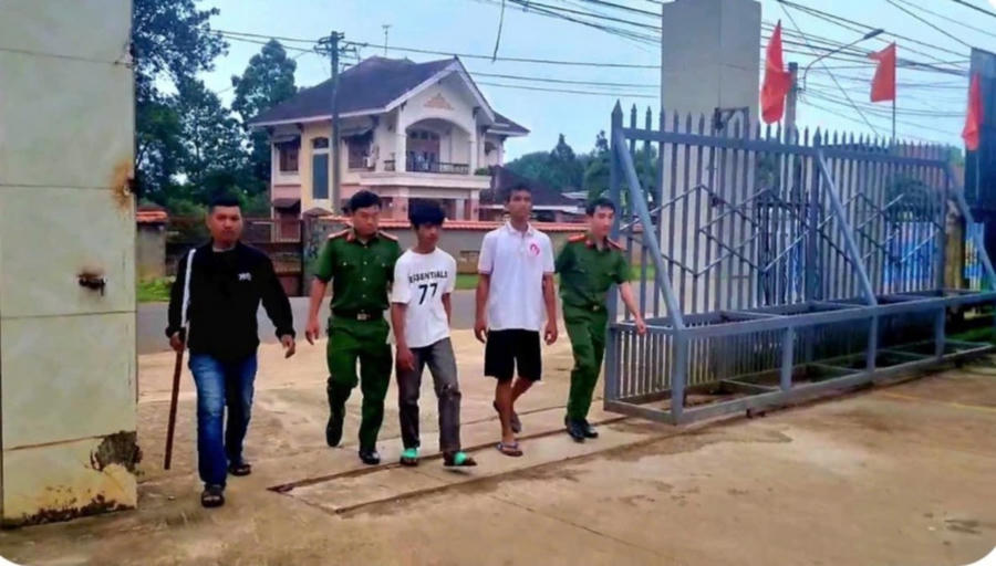Đối tượng Y Phú và Y Thiên đang được áp giải đến cơ quan CSĐT để làm rõ hành vi vụ án