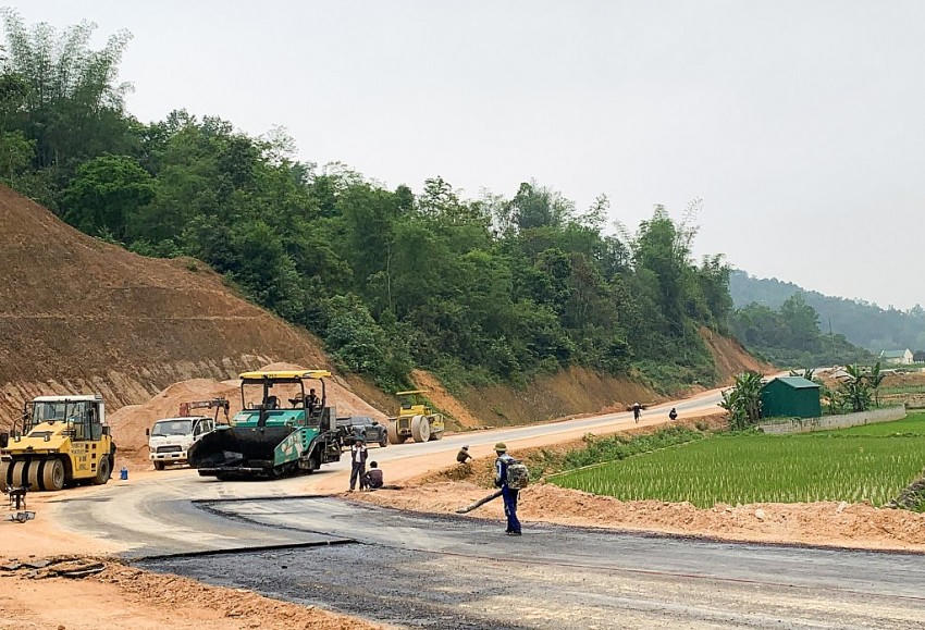 Nhà thầu đẩy nhanh tiến độ thi công Dự án cải tạo, nâng cấp tuyến đường thị trấn Xuân Hòa - thị trấn Thông Nông (Hà Quảng, Cao Bằng). Ảnh: Báo Cao Bằng.