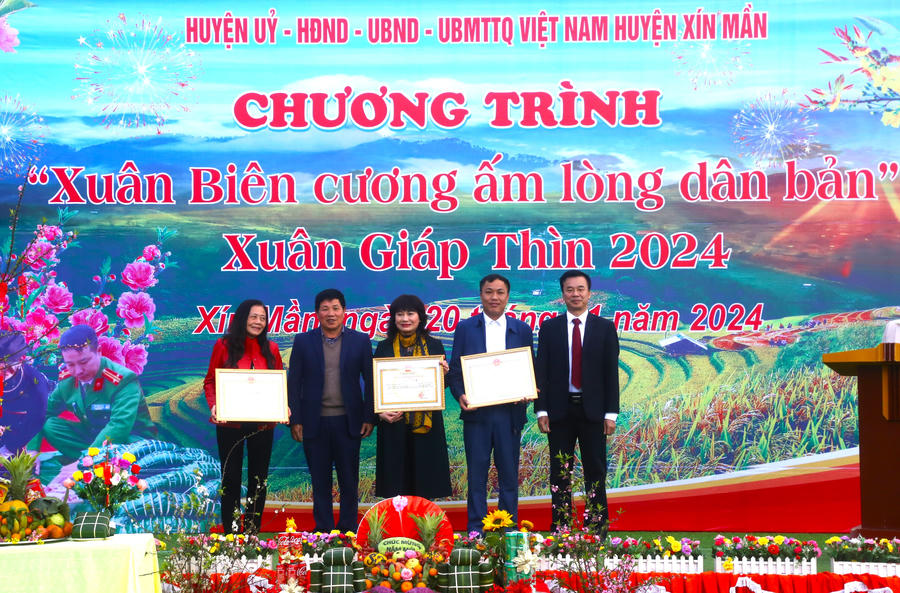 7. lanh dao huyen tang giay khen...
