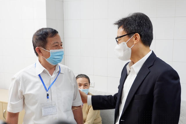 Phó Thủ tướng Vũ Đức Đam thăm hỏi tình nguyện viên tiêm vắc xin.