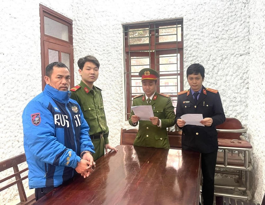 Cơ quan điều tra tống đạt quyết định bắt giam đối tượng Nguyễn Văn Hương - Ảnh Công an Hà Tĩnh.