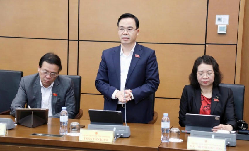 Đại biểu Trần Văn Khải phát biểu tại phiên họp.