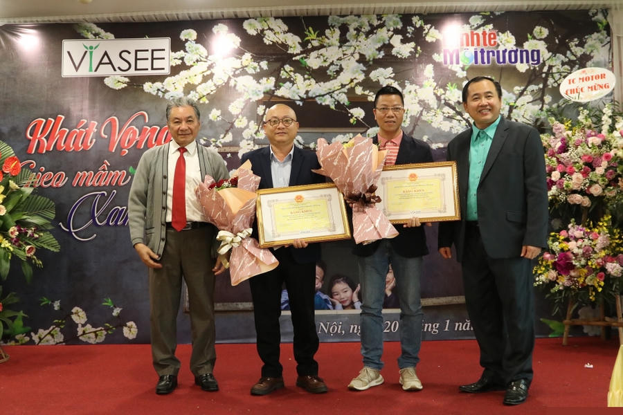 Lãnh đạo Trung ương Hội KTMTVN tặng bằng khen cho đại diện của Tạp chí Kinh tế Môi trường tại khu vực Thanh Hoá - Ninh Bình và khu vực miền Trung.