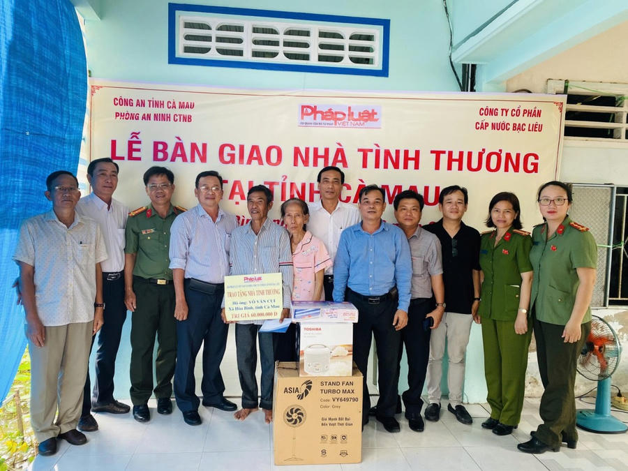 Trao nhà cho ông Võ Văn Cụi (xã Hòa Bình, tỉnh Cà Mau).