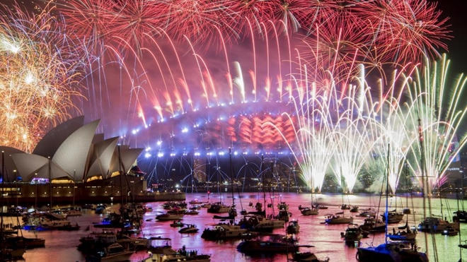 Sydney, Australia đứng đầu tiên trong danh sách 10 địa điểm đón giao thừa đẹp nhất thế giới, do đây là thành phố lớn đầu tiên trên địa cầu chào đón năm 2020. Màn bắn pháo hoa hoành tráng diễn ra tại nhà hát con sò Opera Sydney và cầu cảng Sydney mang đến cảnh tượng ngoạn mục, khiến du khách đã mắt. Đáng chú ý, do ở bán cầu Nam nên Australia đang trong mùa hè, điều này sẽ khiến du khách có những trải nghiệm độc đáo.