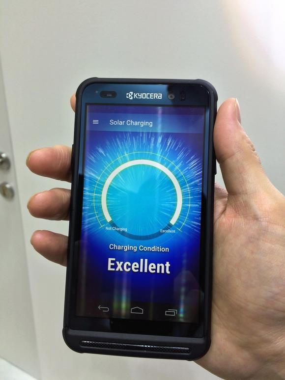 Màn hình tự sạc khi trời nắng.