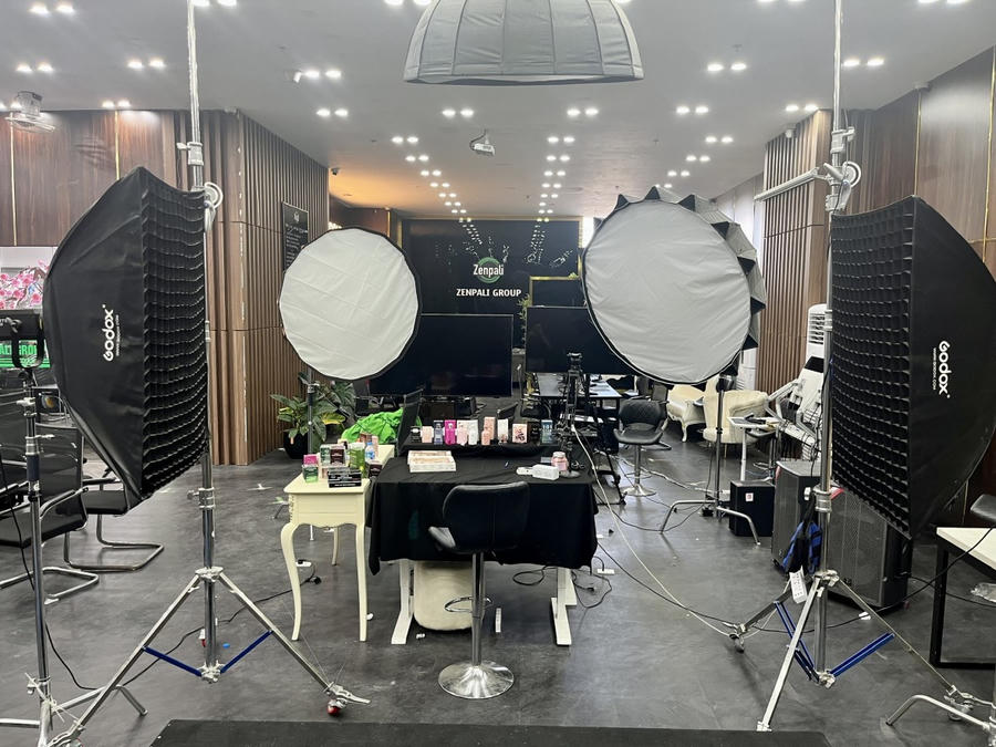 Khu vực livestrem của Tiktoker "Phan Thủy Tiên". Ảnh: Tổng cục Quản lý thị trường