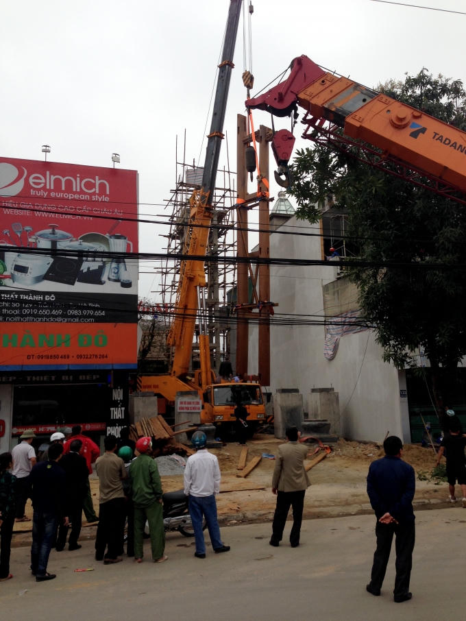 Những cột gỗ cao chót vót từ ngày đầu mang về lắp ghép khiến người hiếu kỳ tập trung đến xem rất đông.