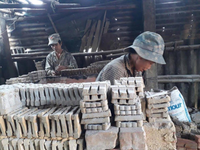 Vợ Chồng ông Nam chất “ông Táo” vào lò nung.