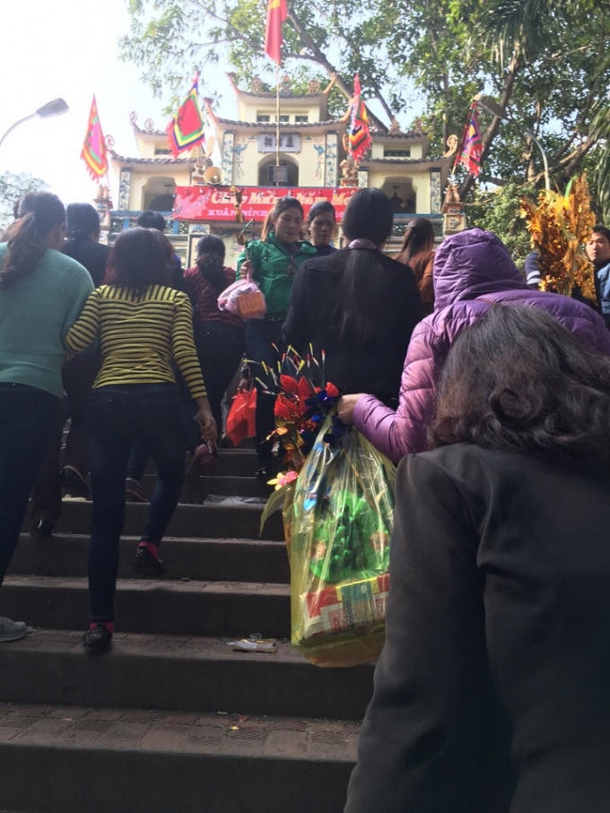 Cảnh dòng người lên đền Bà Chúa Kho. (ảnh: Minh Long).