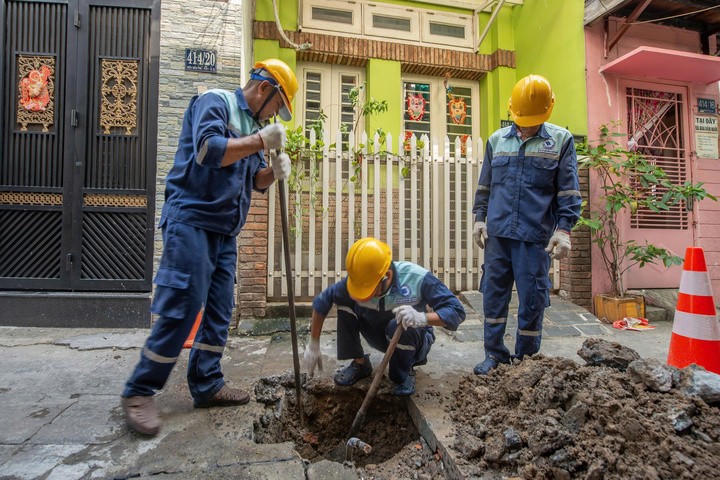 Nhân viên SAWACO đang sữa chữa, gắn đồng hồ nước cho người dân.