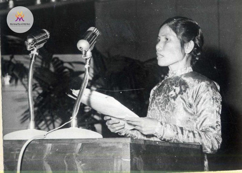 Bà Hà Thị Quế đọc tham luận tại Hội nghị Hội đồng phụ nữ dân chủ quốc tế họp tại Giơ – ne – vơ (Thụy sĩ) năm 1955.