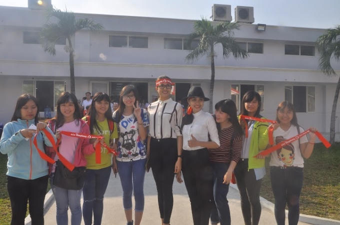 Nhiều người đẹp đã chụp hình lưu niệm cùng các bạn sinh viên