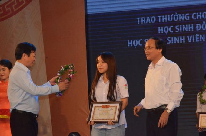 Ông Quang cũng từng làm Giám đốc Sở Kế hoạch và Đầu tư tỉnh Phú Thọ. Trong ảnh: Ông Bùi Văn Quang trao thưởng cho học sinh đỗ thủ khoa.(ảnh: Dân trí)