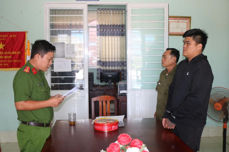Cơ quan Cảnh sát điều tra Công an tỉnh Kiên Giang tống đạt quyết định khởi tố, bắt tạm giam đối với bị can Phạm Huỳnh Quốc Trung.