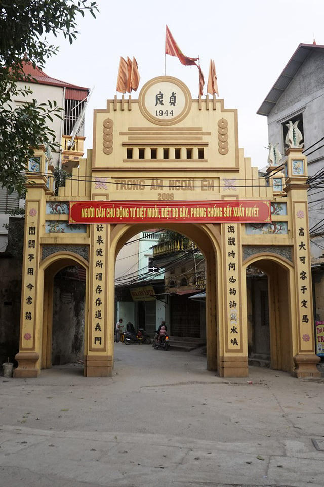 Theo những cụ lớn tuổi trong làng, trước có nhiều người chơi cờ bạc, gia đình vợ chồng hay cãi cọ nên khi xây sửa cổng, dòng chữ này được thực hiện với mong muốn nhắc nhở người dân hãy thay đổi những thói xấu này.