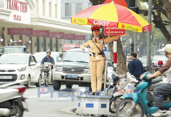 Khoảng 16h lại thực hiện nhiệm vụ điều khiển giao thông tại các chốt.