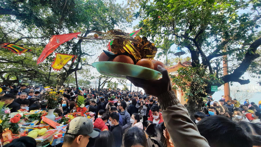 Người dân chen chúc dâng lễ bên ngoài tam quan.