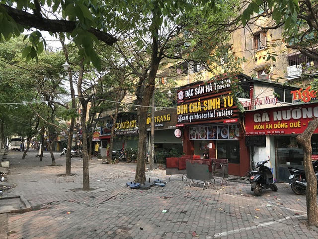 Để phòng dịch Covid-19, nhiều quán hàng ở Hà Nội tạm thời đóng cửa, dừng hoạt động để tránh tụ tập đông người