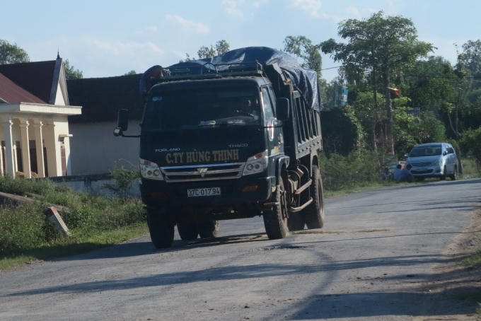 Hàng ngày những chiếc xe chất đầy cát, sỏi ầm ầm lưu thông là một trong những nguyên nhân chính khiến tuyến đường chỉ được thiết kế với tải trọng 7 tấn bị xuống cấp nghiêm trọng.