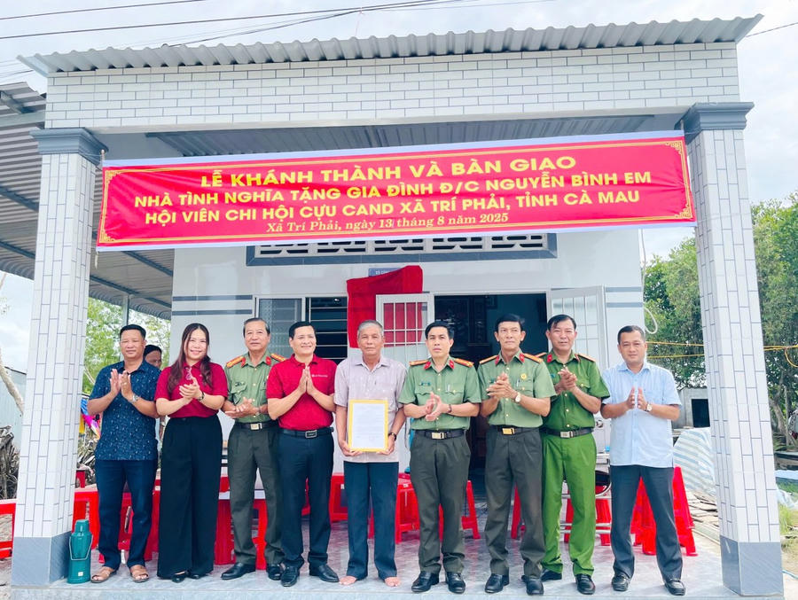 Đại tá Lê Tấn Vinh - Phó Bí thư Đảng ủy, Phó Giám đốc Công an tỉnh Cà Mau (bên phải), trao quyết định bàn giao nhà cho ông Nguyễn Bình Em (Hội viên Hội Cựu CAND xã Trí Phải).