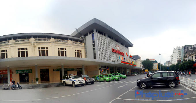 Ga Hà Nội trước đây có tên gọi là ga Hàng Cỏ do Pháp xây dựng và khánh thành năm 1902, có địa chỉ tại số 120 Lê Duẩn (quận Hoàn Kiếm, TP Hà Nội).
