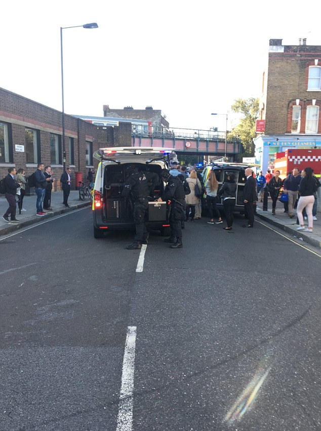 Nổ trên tàu điện ngầm ở London, vài hành khách bị bỏng