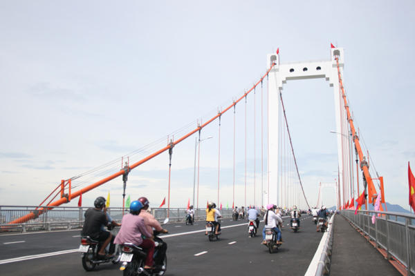 Đà Nẵng đóng cầu Thuận Phước để thử tải.
