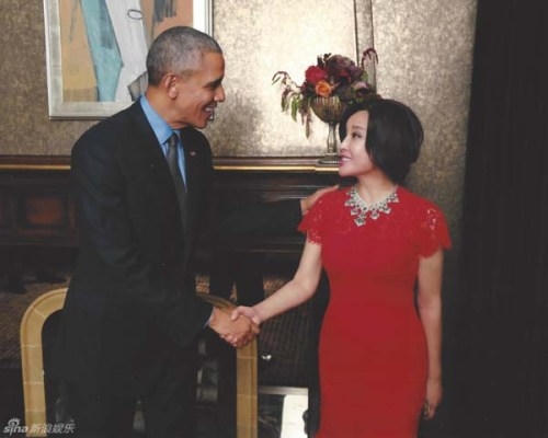 Trong sự kiện, Lưu Hiểu Khánh đã diện chiếc đầm ren màu đỏ rực và chiếc vòng ngọc lục bảo sang trọng. Nguồn: Sina.