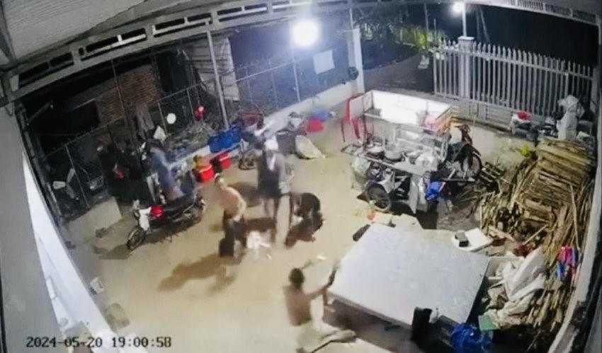 Hai nhóm nói chuyện trước khi lao vào hỗn chiến (Ảnh: Cắt từ clip).