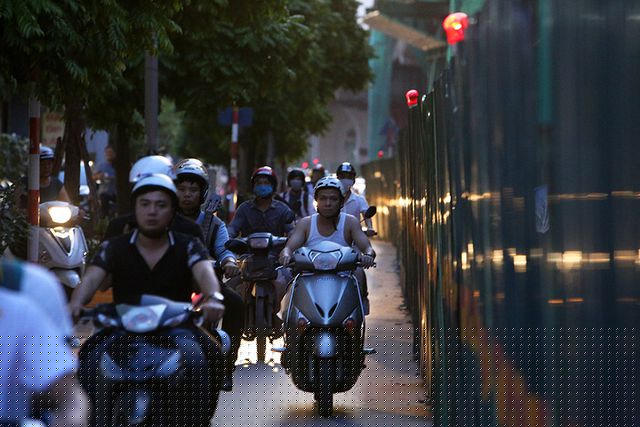 Có làn chỉ rộng khoảng 1,5 mét khiến dòng phương tiện không thể đi nhanh, nhất là giờ cao điểm thường xảy ra ùn tắc tại khu vực gần ngã tư giao cắt với đường Giải Phóng.