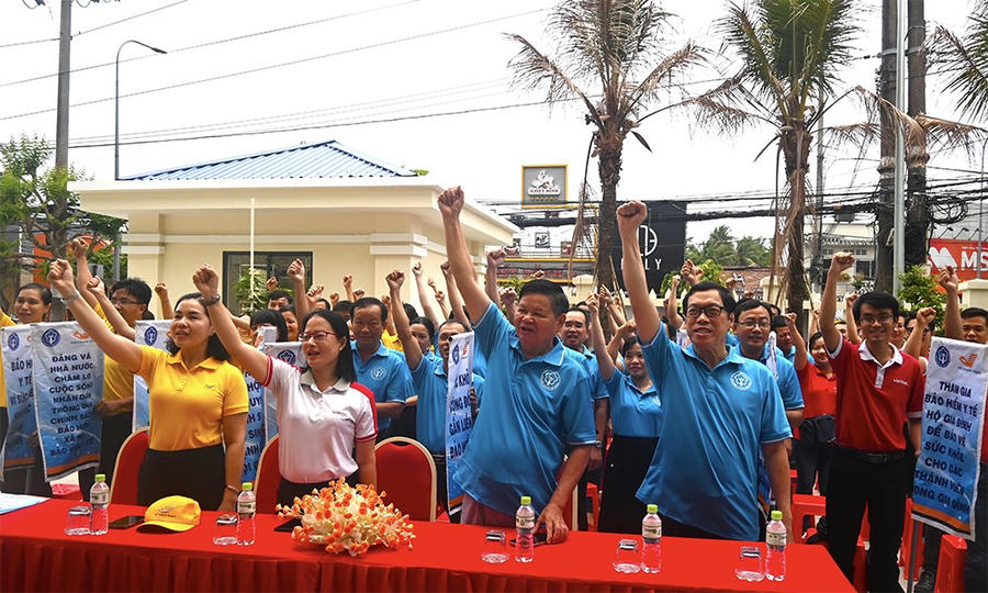 BHXH tỉnh Bến Tre trong tháng 5 phấn đấu có 1.800 người tham gia BHXH tự nguyện và 30.000 người tham gia BHYT hộ gia đình. (Ảnh: BHXH Việt Nam)