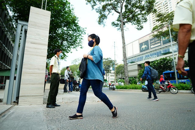 Sáng nay ghi nhận nhiều sinh viên sử dụng khẩu trang vải, nhiều bạn cho rằng không nhất thiết phải là khẩu trang kháng khuẩn vì chủ yếu ngăn hơi thở, ngừa hắt hơi trực tiếp…