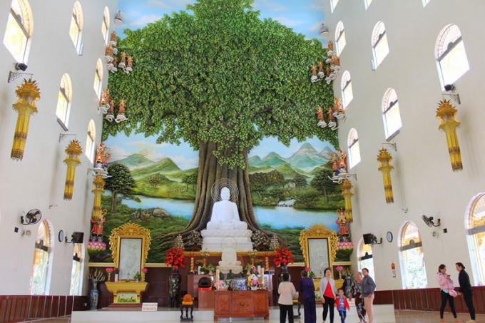 Chánh điện chùa Vạn Linh toát lên nét trang nghiêm, thanh tịnh, an lạc.