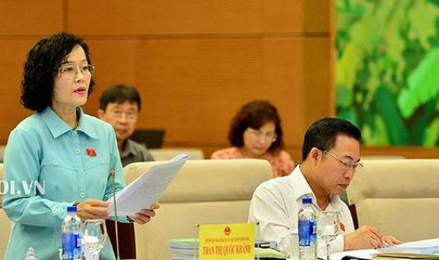 ĐBQH Trần Thị Quốc Khánh trình bày tờ trình Dự án Luật Hành chính Công.