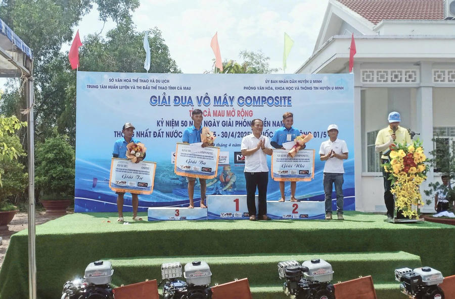 Ông Nguyễn Chí Công - Phó Giám đốc Sở Văn hóa Thể thao và Du lịch tỉnh Cà Mau, trao giải cho các vận động viên.