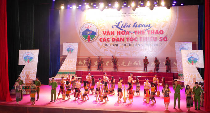 Các chương trình ca múa nhạc và trình diễn trang phục truyền thống dân tộc