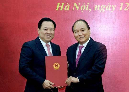 Thủ tướng Nguyễn Xuân Phúc trao quyết định bổ nhiệm Chủ tịch Ủy ban Quản lý vốn Nhà nước tại DN, ông Nguyễn Hoàng Anh - Ảnh: Quang Hiếu