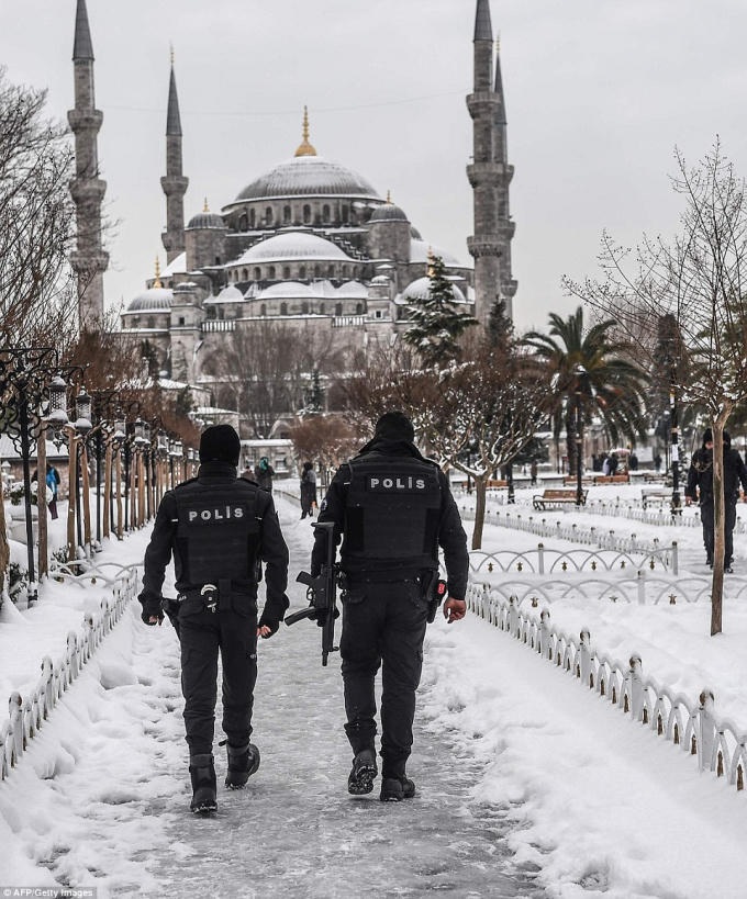 Cảnh s&aacute;t chống bạo động Thổ Nhĩ Kỳ đi tuần tra quanh c&aacute;c nh&agrave; thờ ở thủ đ&ocirc; Istanbul. (Ảnh: AFP)