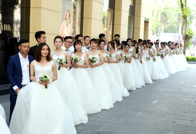 Sau khi chụp ảnh tập thể tại Nhà hát lớn, các cặp đôi đã di chuyển ra khu vực tượng đài Lý Thái Tổ.