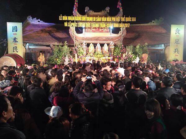 Lễ phát lương Đức Thánh Trần Xuân Đinh Dậu diễn ta vào đêm ngày 14, rạng sáng ngày 15 tháng Giêng hằng năm.