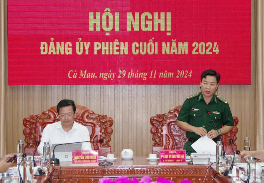 Đại tá Phạm Minh Giang - Tỉnh ủy viên, Bí thư Đảng ủy, Chính ủy BĐBP tỉnh Cà Mau, phát biểu chủ trì tại Hội nghị.