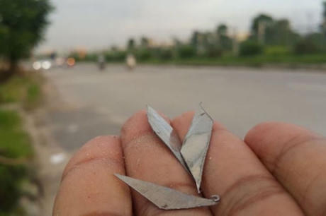 Những loại đinh cắt từ nhôm sắc nhọn được rải rác trên Đại lộ Thăng Long.