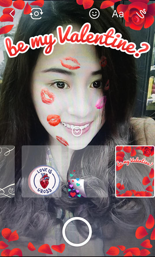 Với tính năng mới, khi chụp hình bằng facebook messenger bạn có thể sử dụng nhiều hình nền và icon đáng yêu. (Ảnh: Chụp màn hình).