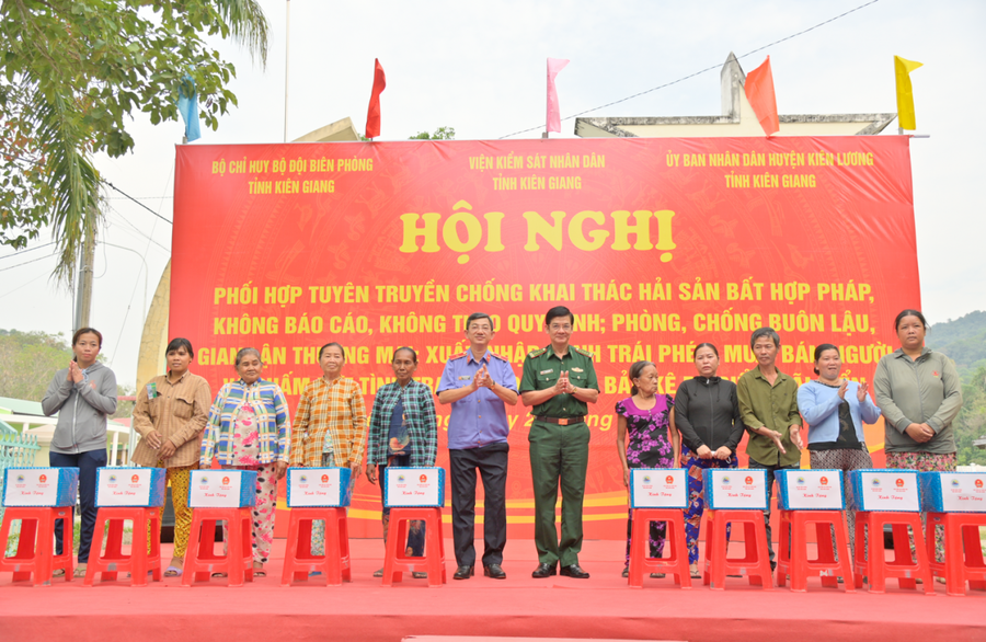 Lãnh đạo Bộ đội Biên phòng tỉnh, Viện Kiểm sát Nhân dân tỉnh Kiên Giang trao quà cho bà con tại buổi họp dân.