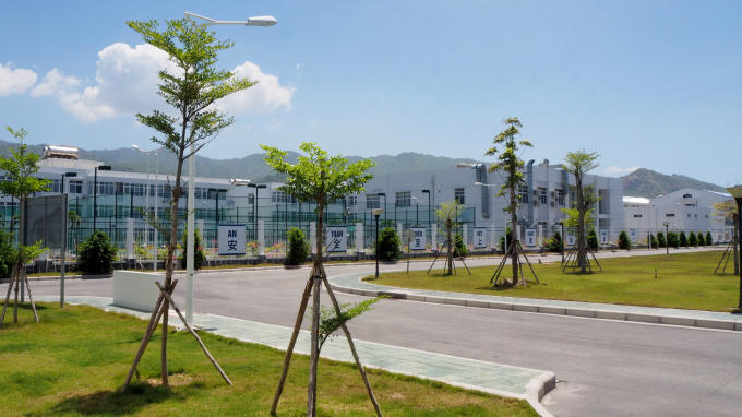 Diện tích cây xanh, thảm cỏ được phủ kín 10 đến 15% diện tích toàn nhà máy.