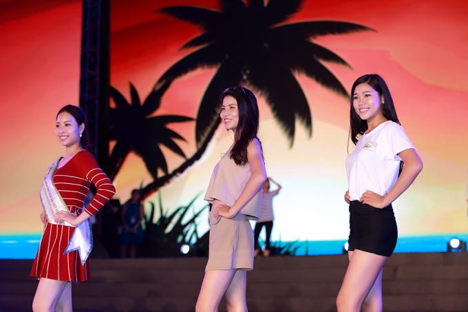 Các người đẹp vẫn luôn giữ được vẻ hào hứng trên sân khấu tập dù lịch tập của thí sinh khá dày và đan xen với những hoạt động bên lề khác.