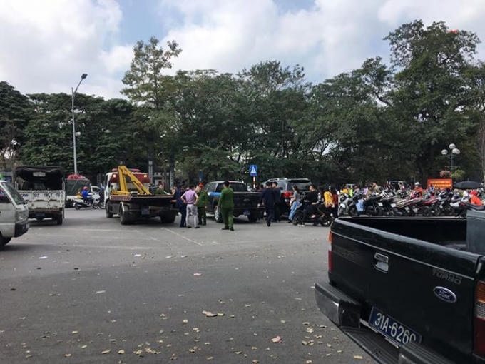 C&ocirc;ng an Ho&agrave;n Kiếm xử l&yacute; những b&atilde;i xe chặt ch&eacute;m.